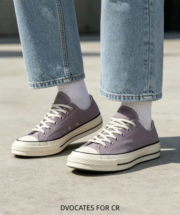 Soft lilac canvas athletic sneakers adopt breathable upper and flat cushioned sole to ease foot soreness during long commutes and weekend shopping trips