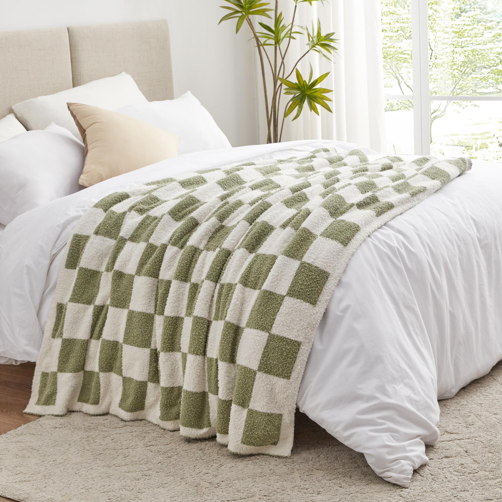 Checkered Blanket is a MUST-HAVE for lazy days. Perfect for Couch, Bed & Camping. The Ultimate Cozy Gift for Her! #SoftBlanket #HomeDecor #GiftIdeas