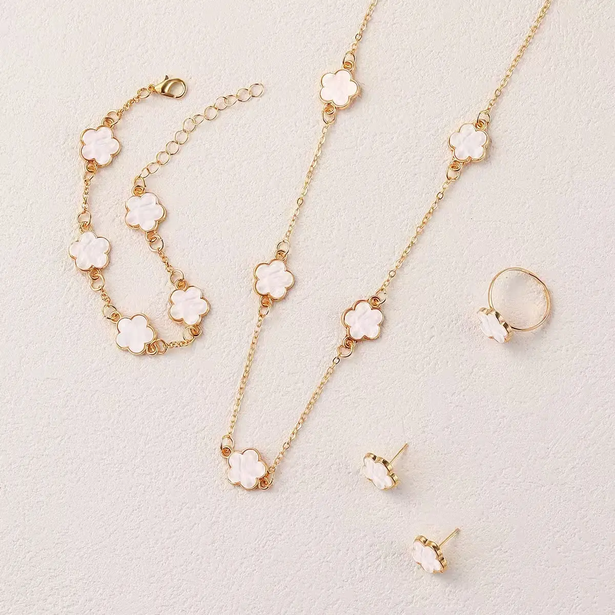 Gold plate white five flower necklace su