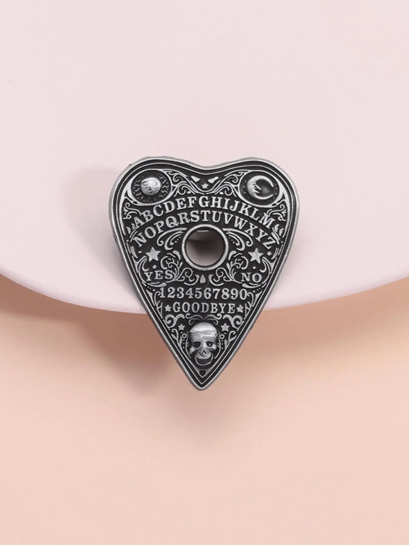 Heart Shaped Skull Design Brooch, Fashion Alloy Badge for Backpack & Hat & Clothes Collar, Trendy All-match & Exquisite Brooch for Birthday Gift, Durable Metal Pins, Shaped Badges, Lapel Pin