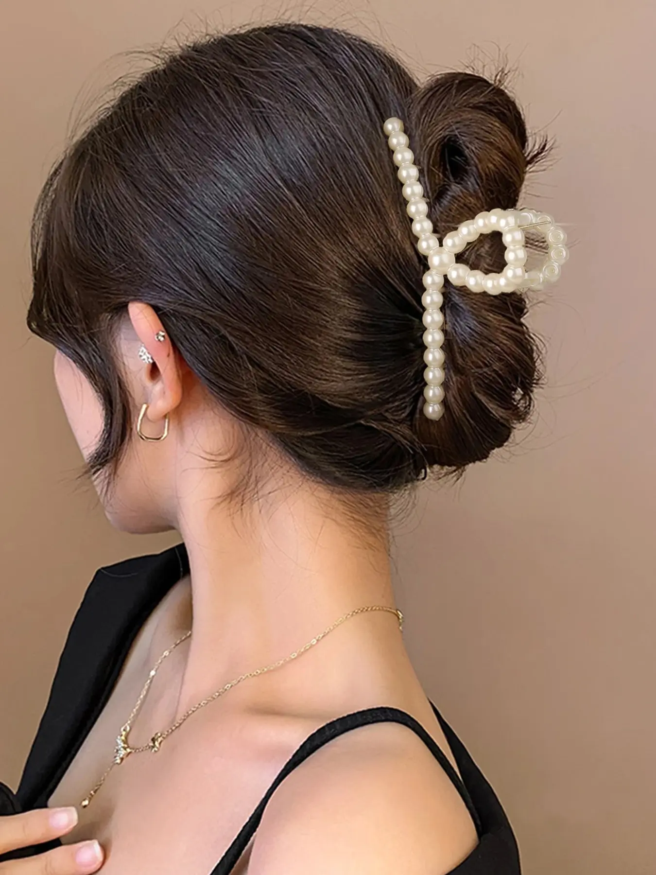 1pc Women's Elegant Pearl Hair Claw Premium Shark Clip Claw Grip White Hairpin Claw Hair Clips Suitable for Party, Homecoming Season Sweet Campus Hair Accessories New Year's Gift Mother's Day Gift Daily Exquisite Hair Accessories