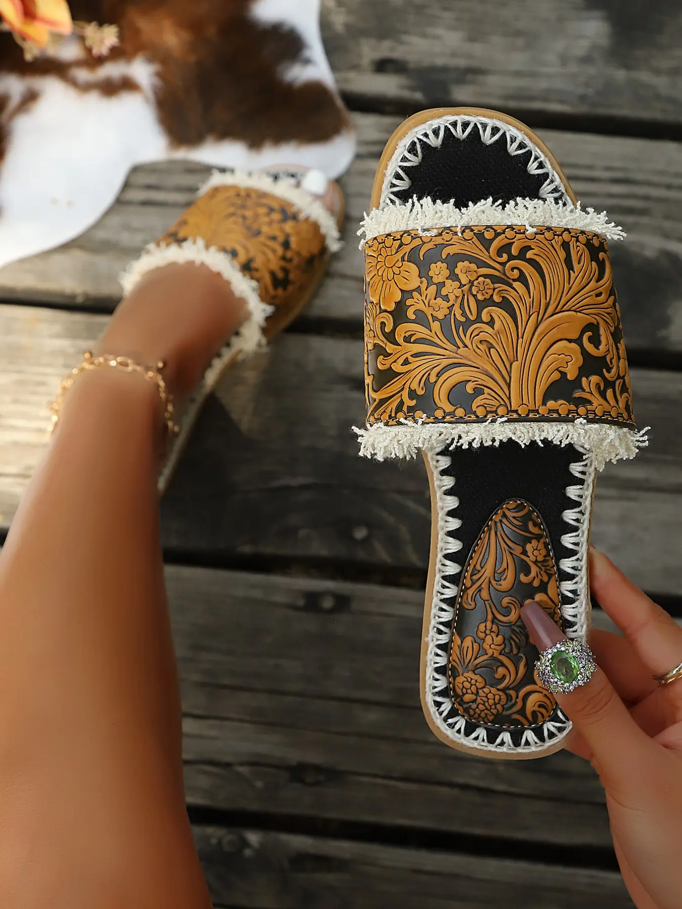 Western Style Vintage Embossed Fringe Sandals for Women, Ethnic Flat Beach Slippers, Handcrafted Leather Craft, Outdoor Wear, Summer Beach Sandals, Flat Summer Shoes