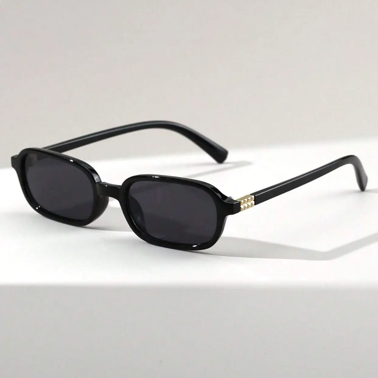 Fashion Sunnies for Women, Vintage Trendy 90s Rectangular Eyewear with a Lightweight Frame for Driving & Shopping, UV400 Protection, Rectangular Shades