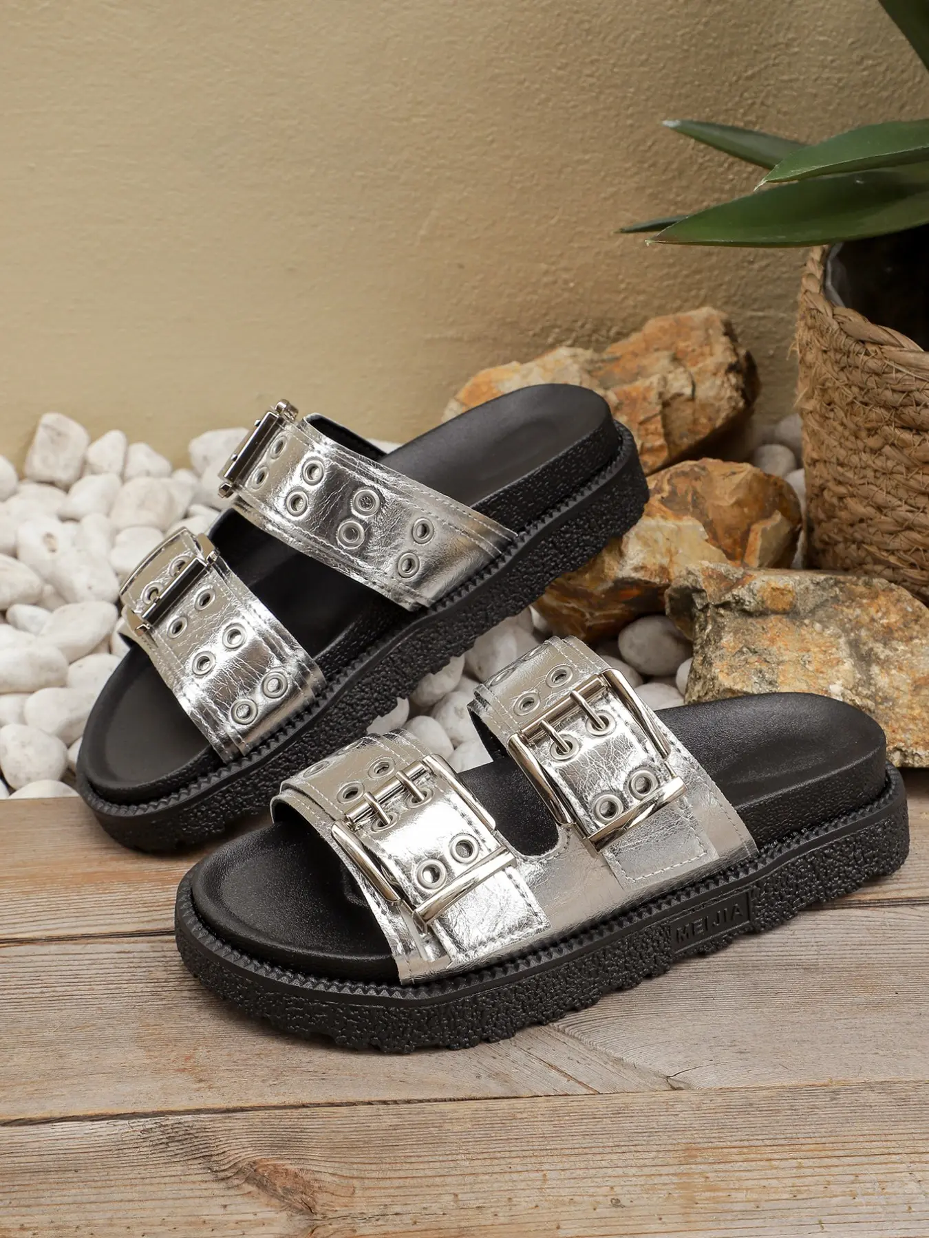 Summer New Punk Style Metal Rivet Buckle Metallic Sandals, Women's Thick Sole PU Material Beach Slippers, Summer Slides, Fashionable Design, Trendy Casual Slippers