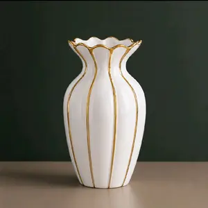 ceramic vase featuring  élégant gold ant white