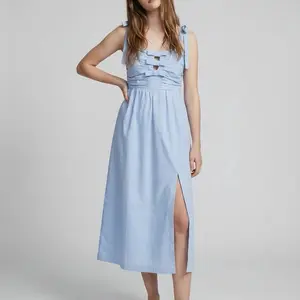 Vestido Midi Azul Elegante con Abertura Lateral y Detalle Fruncido