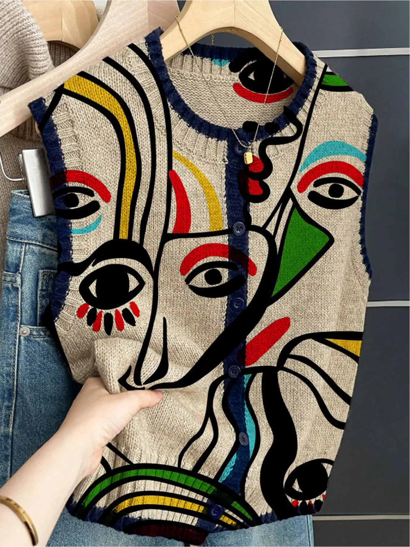 French Retro Style Loose Crew Neck Sleeveless Color-Blocked Buttoned Khaki Women's Sweater Vest, Knitwear, with Art Graffiti Print. Ideal for spring and summer wear, women's buttoned sleeveless knitted sweater. casual, elegan