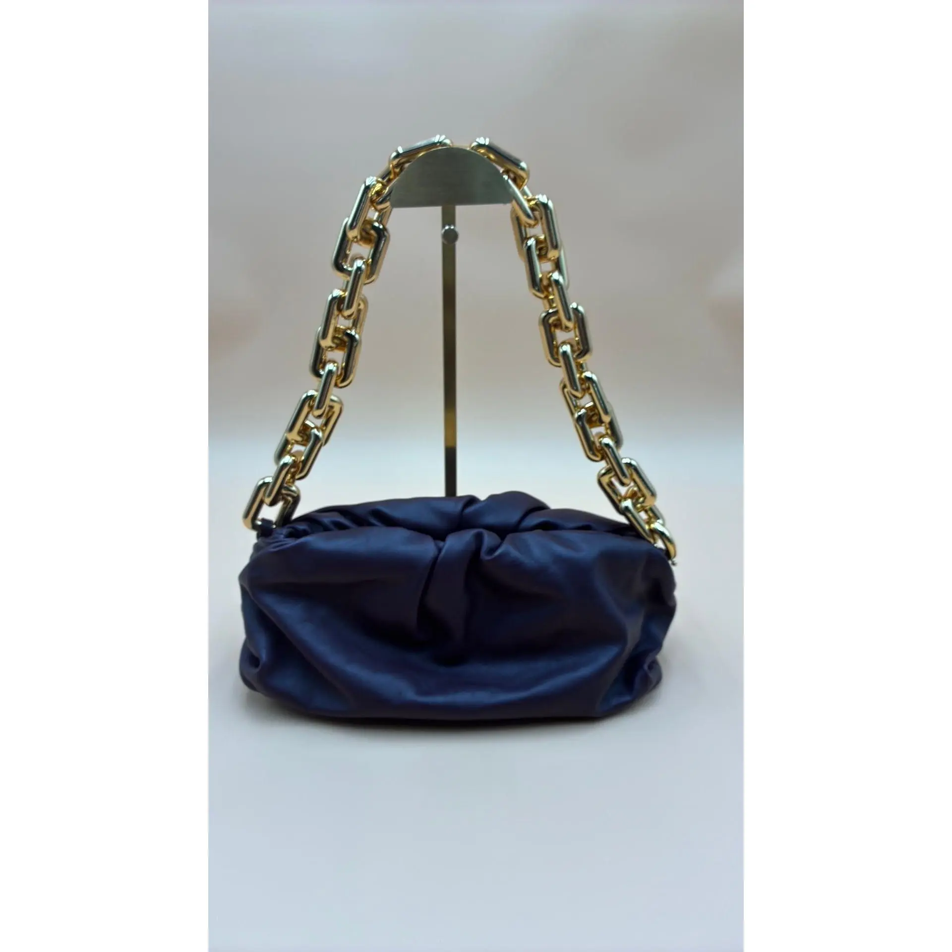 Pre-owned Leather Luxury Bags & Accessories Bottega Veneta Te Chain Pouch, Burgundy Date Code: B09181149P. Entrupy ID: 3BR8QWG.