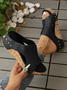 Women's soft leather wedge platform trending sandals, casual round-toe beach summer sandals, with a buckle cover design, stylish flat style Footwear