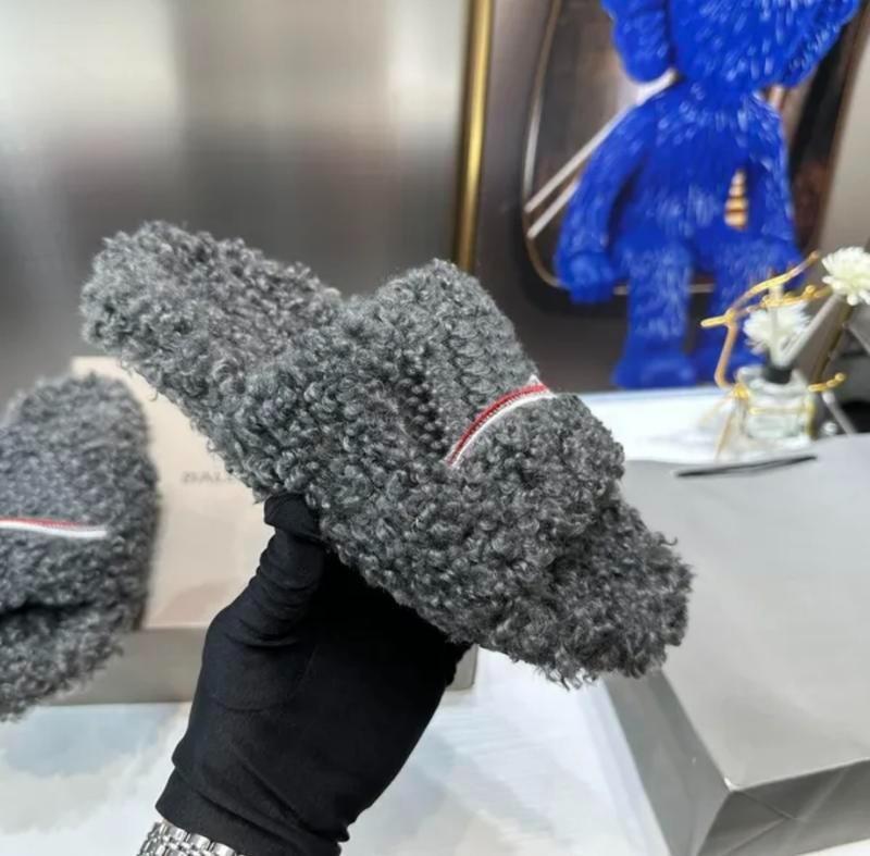 Designer Fuzzy Comfortable Indoor & Outdoor Slides - Cute Soft Slippers in Various Colors for Cozy Wear
