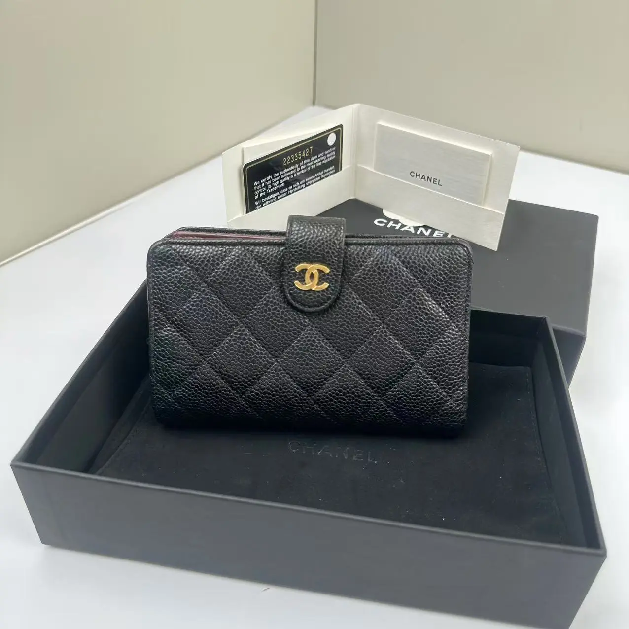Pre-owned CHANEL Caviar Wallet Quilted Zipped Pocket Black CPU0625