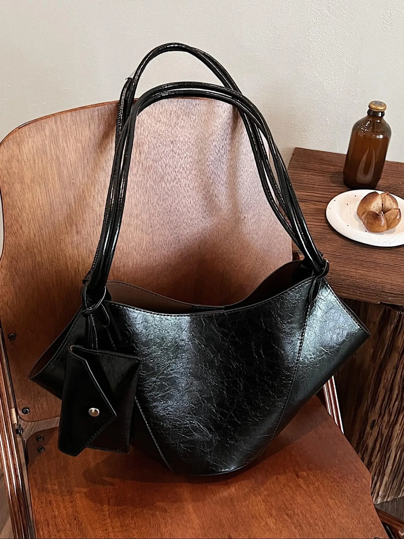 Simple lychee pattern shoulder bag, Elegant commuter bag, casual versatile braided rope metal chain pendant, unique personality design, suitable for office workers daily commuting, shopping, etc.