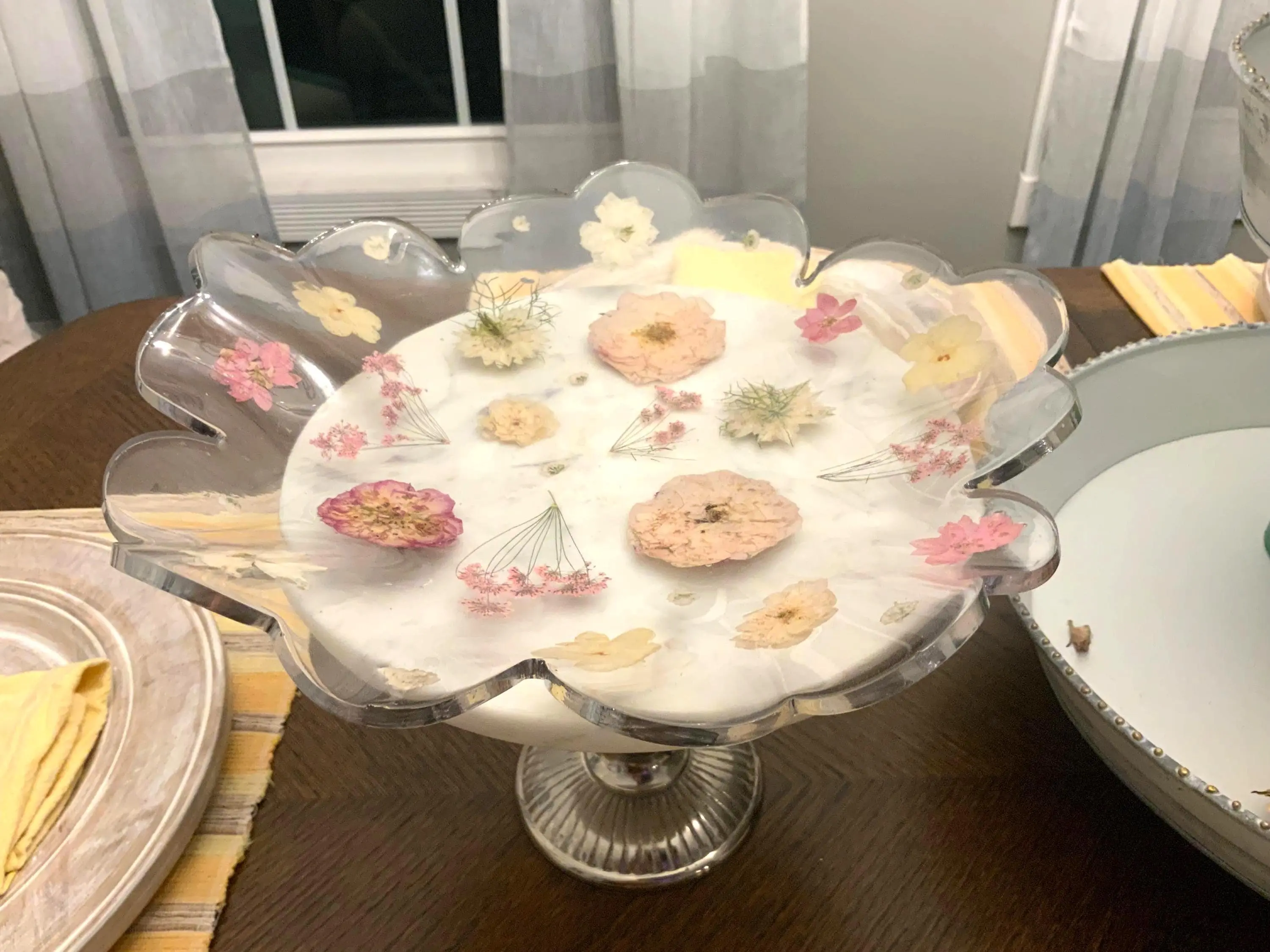 Unique Round Resin Pressed Flower Bowl - Silver-Rimmed Tableware, All Seasons Room Decor, Distinct Fruit Display Dish, Ideal Gift Idea, Trinket Dish