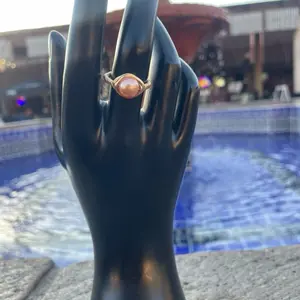 Anillo color dorado con Perla Rosa melocoton