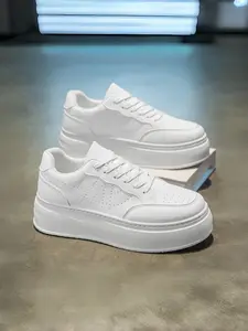 Spring men's new breathable white shoes, men's trendy and versatile thick soled height increasing sports shoes, casual board shoes, and trendy shoes, Sneaker