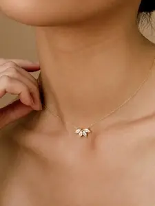 Women's Sparkling Zircon Leaf Necklace Fashion Design Clavicle Chain Jewelry, Elegant Rhinestone Pendant Accessory for Women