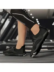 A pair of men's outdoor wading canyoning shoes, breathable and quick-drying mesh, non-slip and wear-resistant, suitable for beach, outdoor and water sports casual wear.