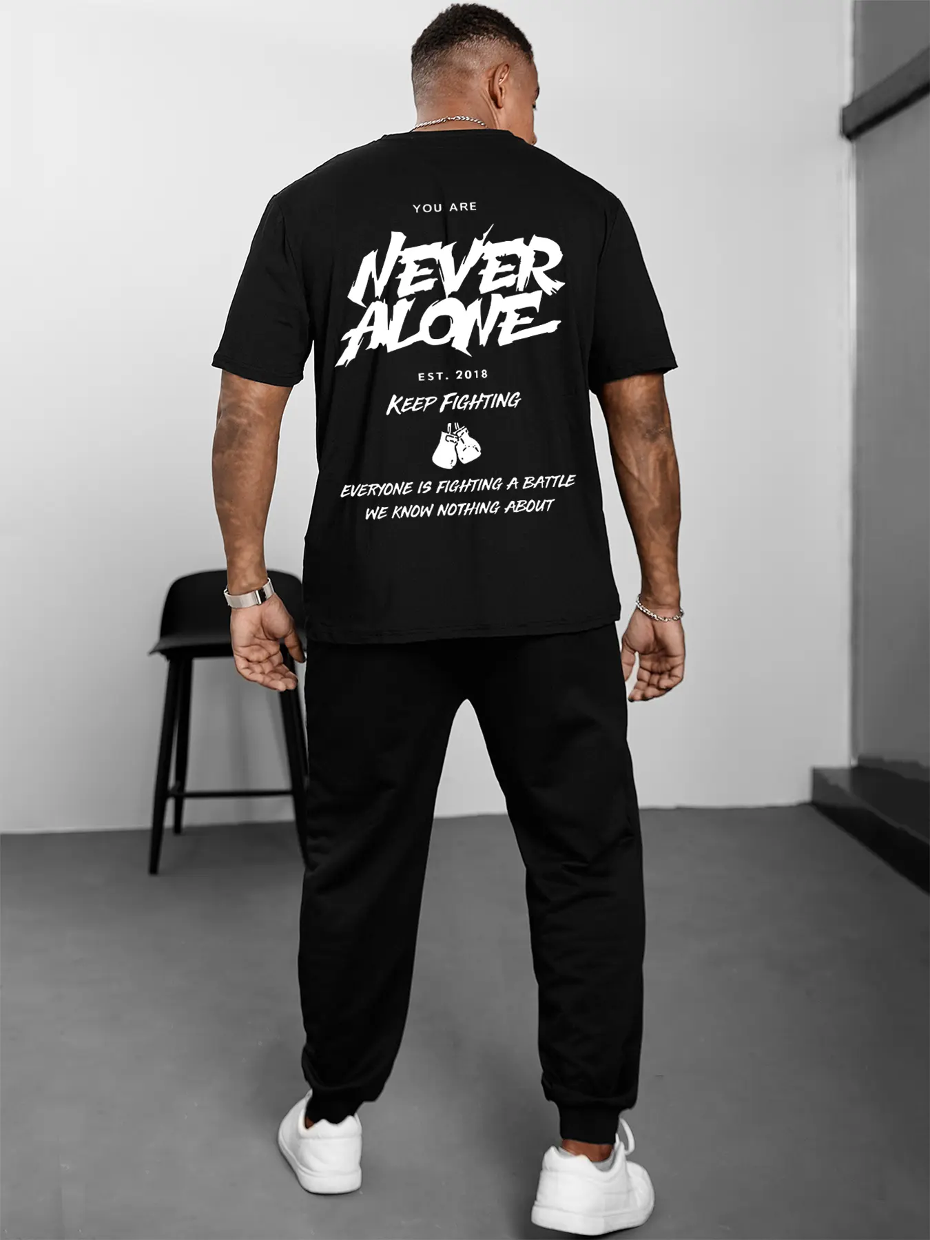 Men's NEVER ALONE Boxing Gloves Motivational Letter Print Short Sleeve T-Shirt & Jogger Pants 2 Piece Set, Thin All-Season Loose Casual Outfit for Fitness Training, Daily Commute, Street Travel & Home Wear