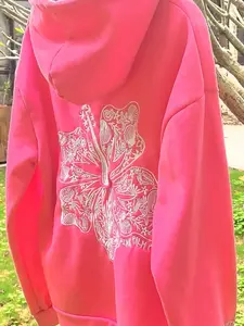 Y2K sweet-and-cool style: “My style is all about balancing sweetness and individuality!” This “Flowers & Shells” sweatshirt perfectly blends a girl’s romanticism with street-style casualness.