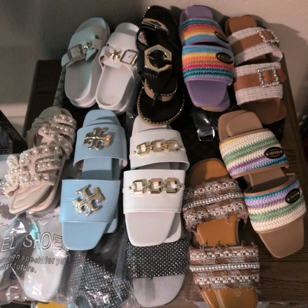 12 random mixte size and color slippers