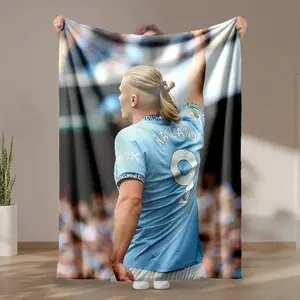 1 piece Erling Haaland Manchester City No.9 jersey celebration moment themed flannel blanket - All-season comfortable blanket with modern design, suitable for sofas and beds, digitally printed pattern, flannel material, super soft and warm, machine