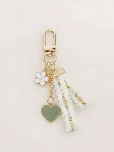 An ins-inspired daisy keychain pendant, a creative keychain, a small and fresh lace keychain, an earphone case, a packaging decoration, Keychain Jewelry