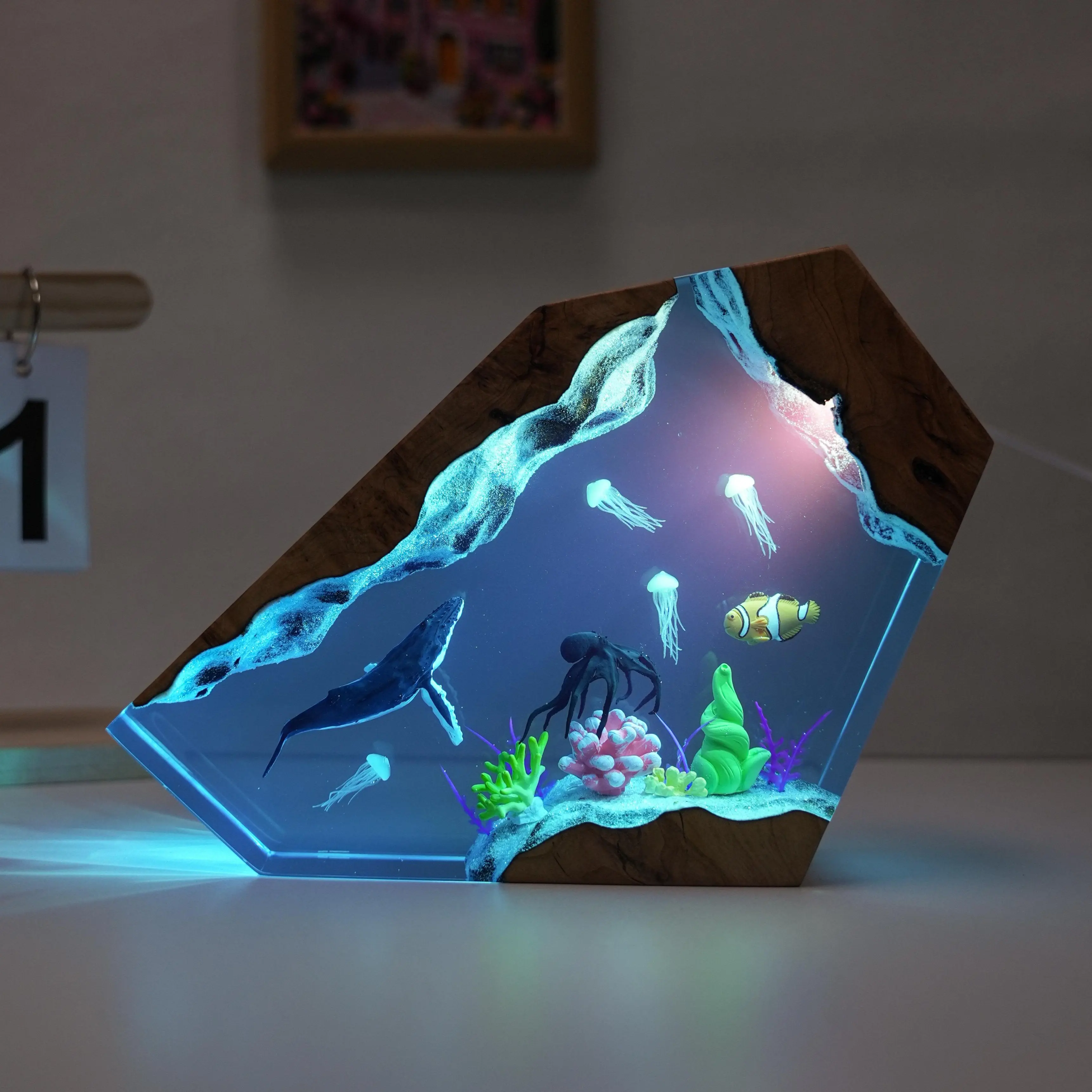 Humpback Whale Ocean Resin Lamp, Handmade 3D Sea World Resin Night Light with USB Port, Soft Blue Glow, Eye-Catching Ocean Decor, Wonderful Novelty Gift For Aquatic Life Lovers, Teen Bedroom & Office Desktop Ornament