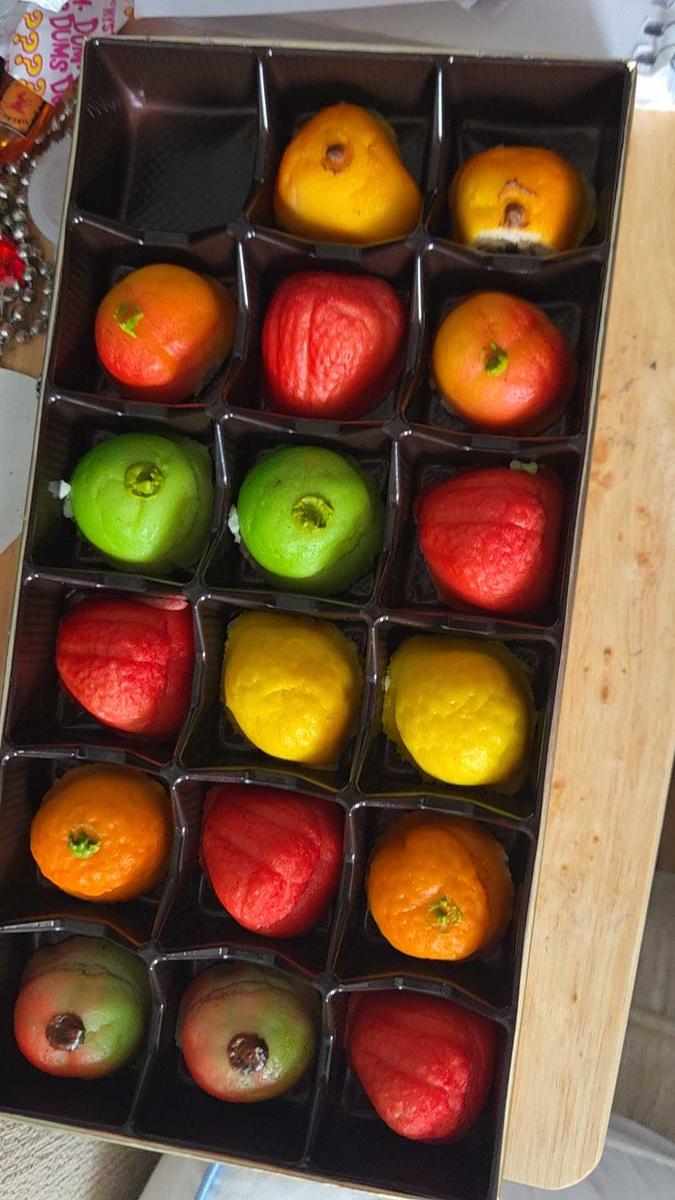 Item: Assorted Fruits, 8 oz