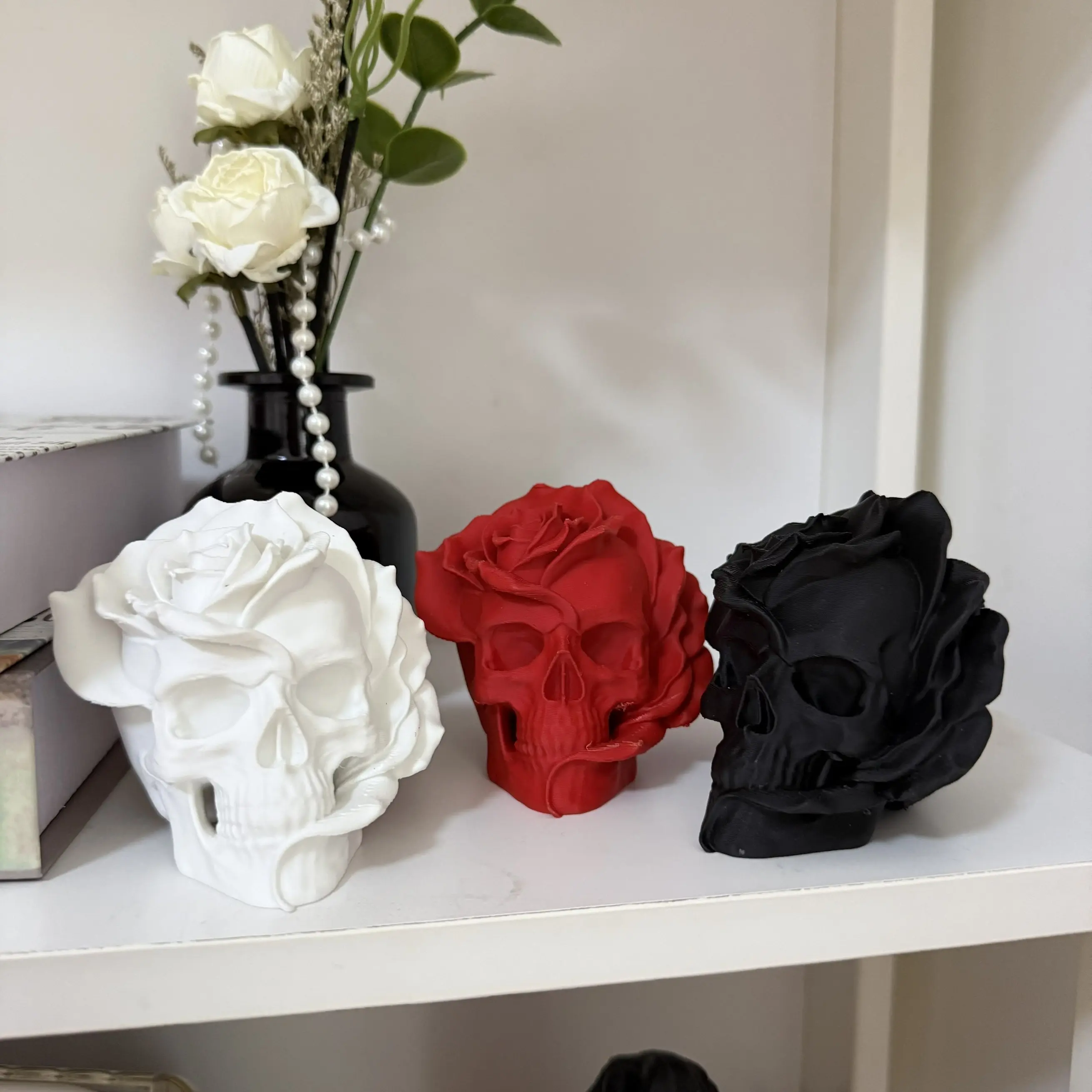 Rose Skull Statue – Gothic Skull with Roses Figurine, Dark Romance Resin Sculpture, Halloween Decor & Valentine’s Day Romantic Gift, Dark Aesthetic Home Decoration, Bookshelf Display Ornament