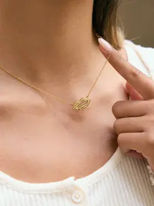 A Lady S Elegant Necklace With A White Diamond Lip Pendant 8k Gold Plated Anti Allergy Classic Style Fashionable And Unique Niche And Attractive Jewelry