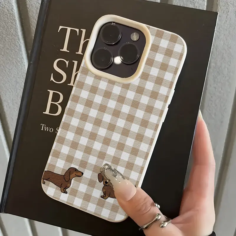 CASETiFY iPhone17 ケースCheckered Dachshund This checkered dachshund pattern TPU perforated textured phone