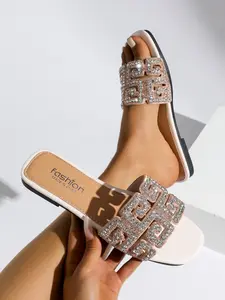 Women's new summer flat Roman slip-on sandals, adorned with sparkling small rhinestones, fashionable shoes that combine comfort and style for the summer, trendy outdoor casual wear sandals, suitable for seaside beach vacation wear.