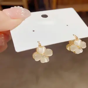Exquisite niche design four-leaf clover ear clasps, high-end and luxurious, versatile and easy to pair, elegant and versatile earrings.