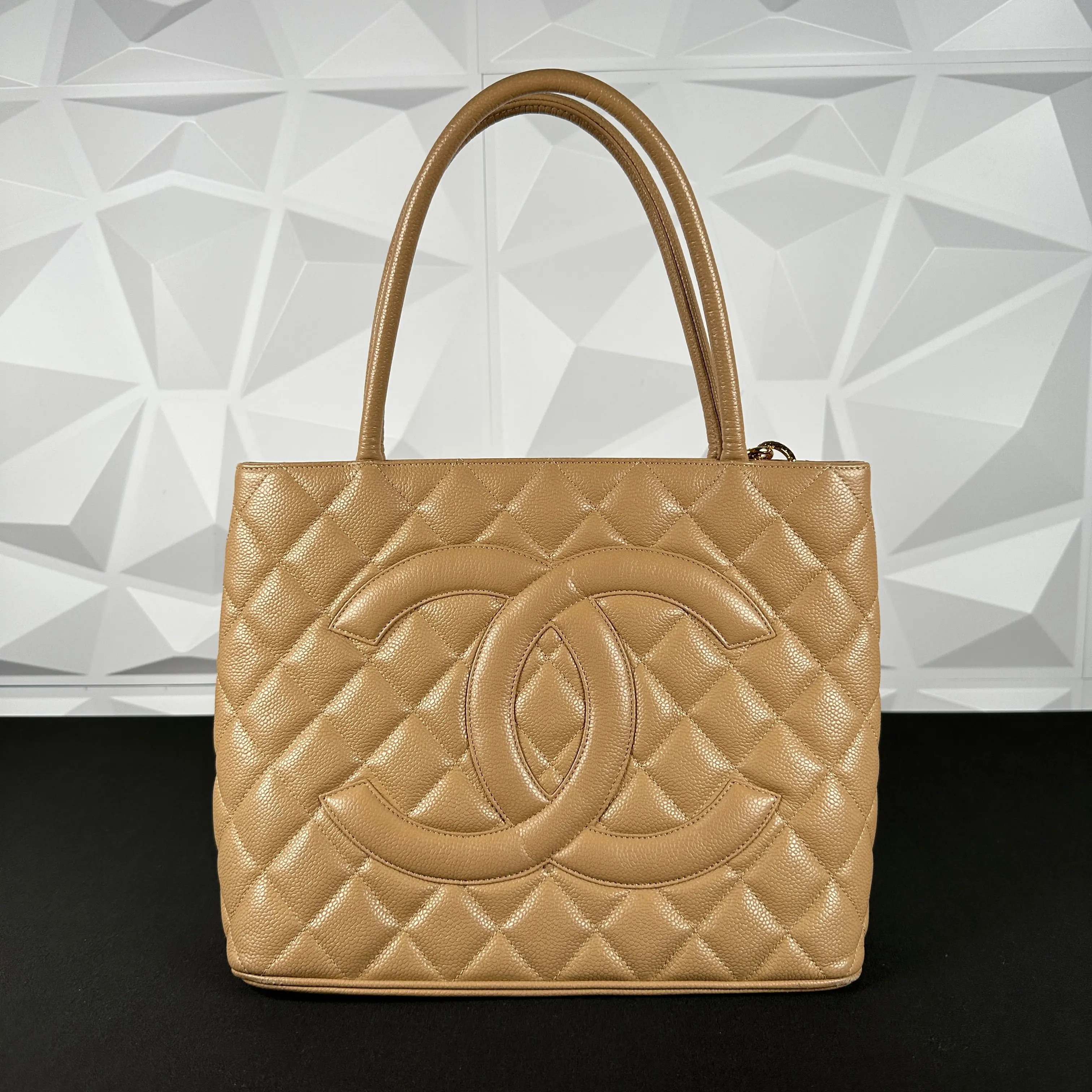 Pre-owned GUCCI 1 Shoulder Bags Chanel Beige Caviar Medallion Tote (Pre loved)