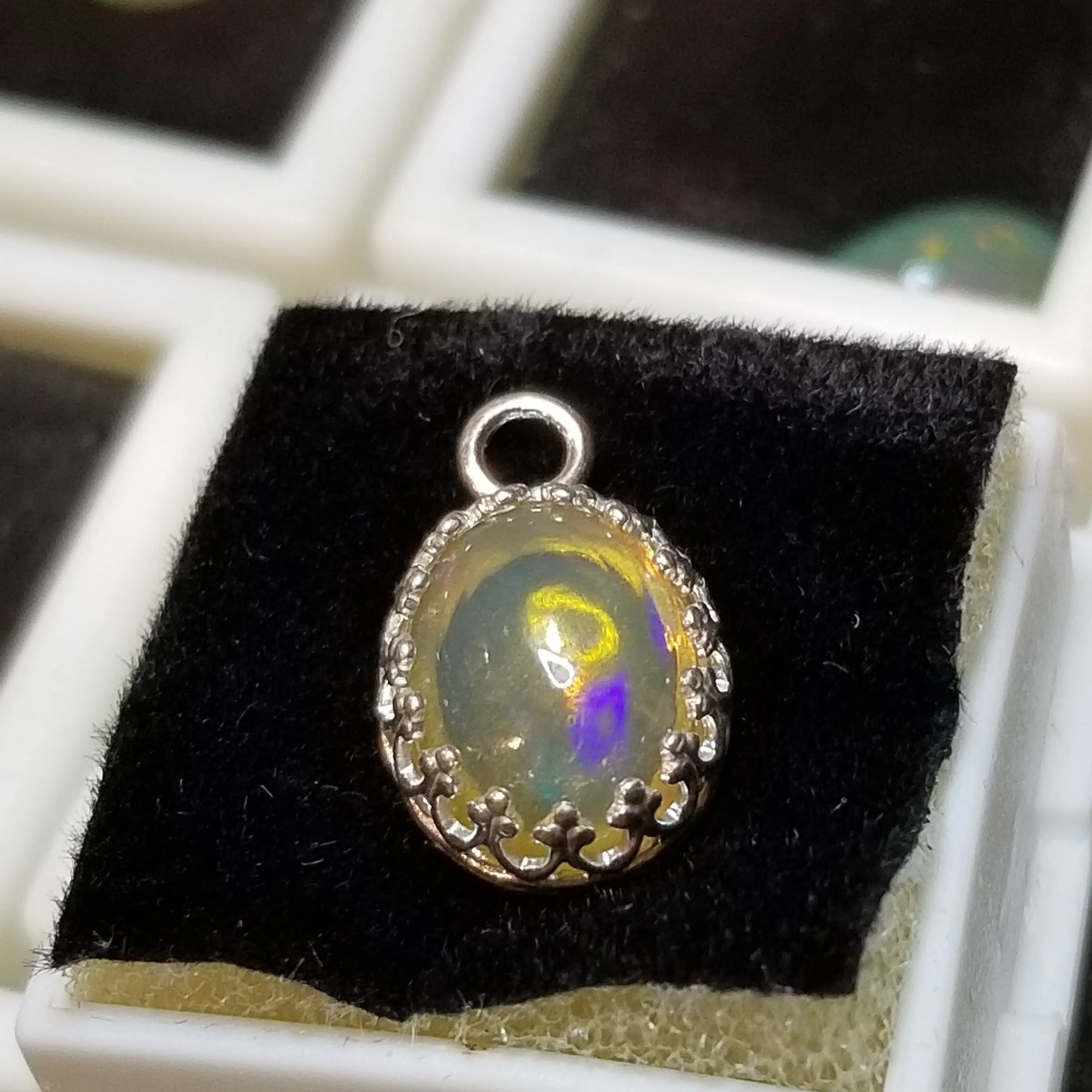 Ethiopian Yellow Opal 4.5ct Pendant Semi Precious Gemstone Silver Pendant (150-30-1)
