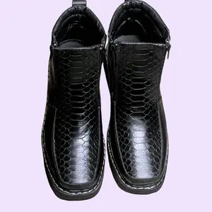 Boots víbora and SJT Leather double zipper design for easy wear   Material: 100% Leather vacuno, providing a premium feel.   * Design: Double zipper boots for convenient use.     * Type: Closed walking shoes, ideal for everyday