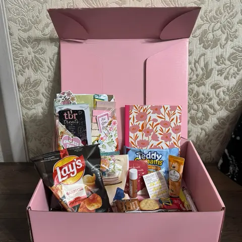 Blind Date with a Book Basic Box - Includes surprise Book, Stickers, Bookmarks, Mystery Items & Treats for Reading Enthusiasts