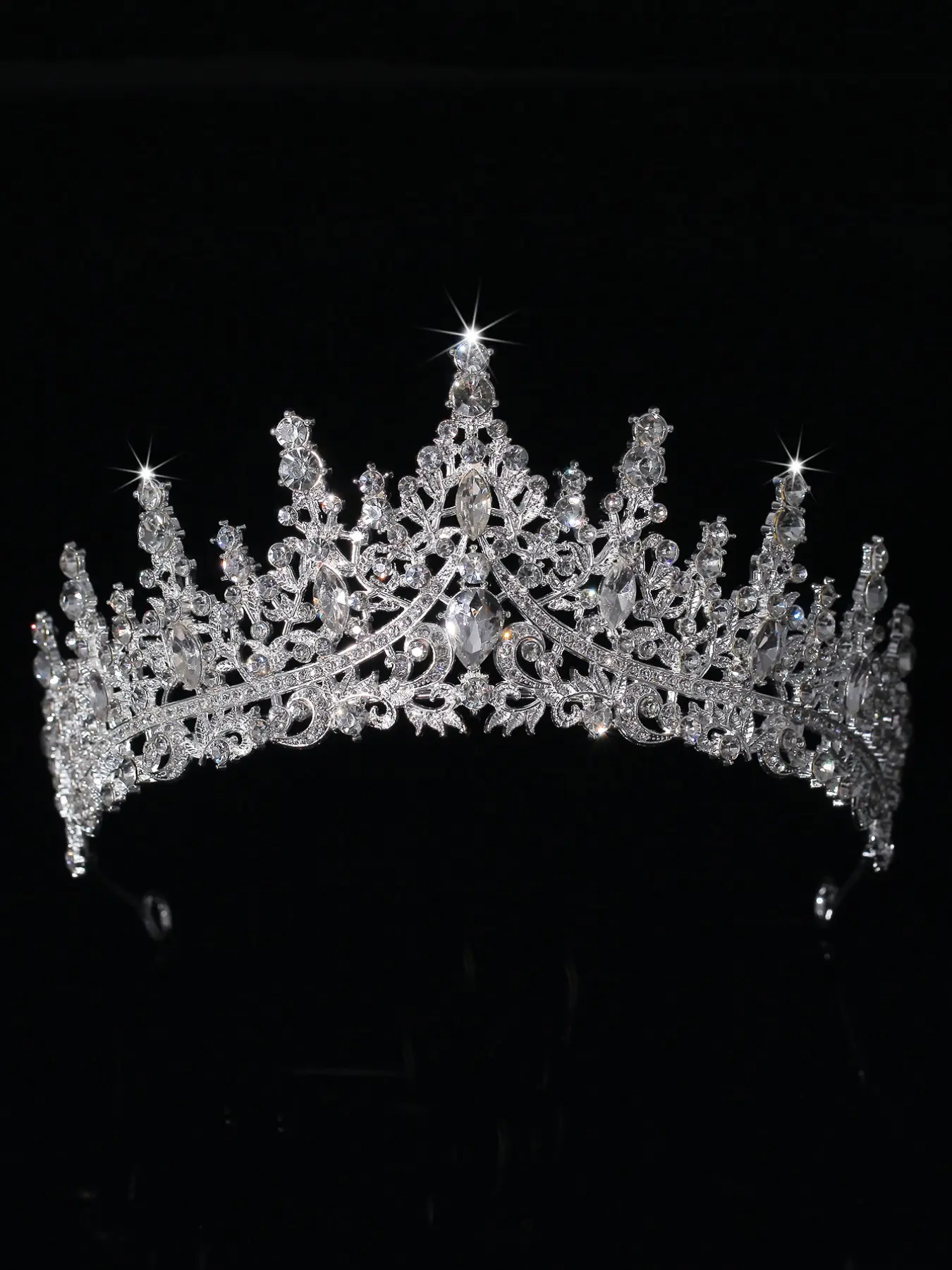 A set of female bride accessories, including a rhinestone bridal crown, Elegant crown design, a water droplet necklace, earrings, and formal jewelry, Bridal Accessory. Suitable for weddings, parties, and gatherings
