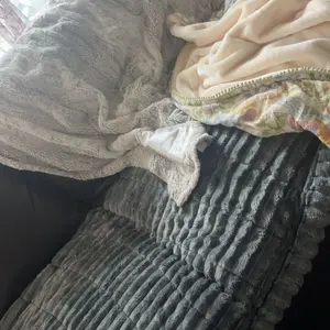 1-Piece Plush Sofa Cushion, Warm and Soft, Machine Washable Pet Furniture Protector, Universal Dust-Proof & Stain-Resistant Sofa Protector for All Seasons, Fits 2/3/4-Seater Living Room Sofas