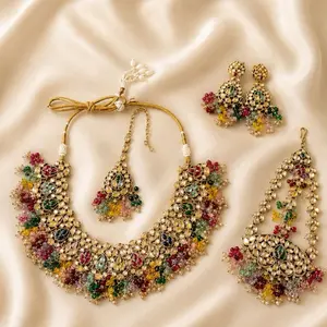 Female Kundan Jewelry Set with Tikka and Side Passa, Elegant Matching Daily Fashion Accessories