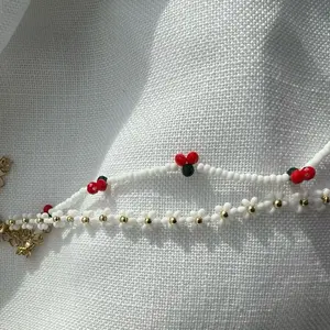 White and Cherry Daisy Stack Set Daisy Beaded Bracelet with Gold Plated Chain Extender Adjustable Length Elegant Dainty Accessory for Versatile Styling