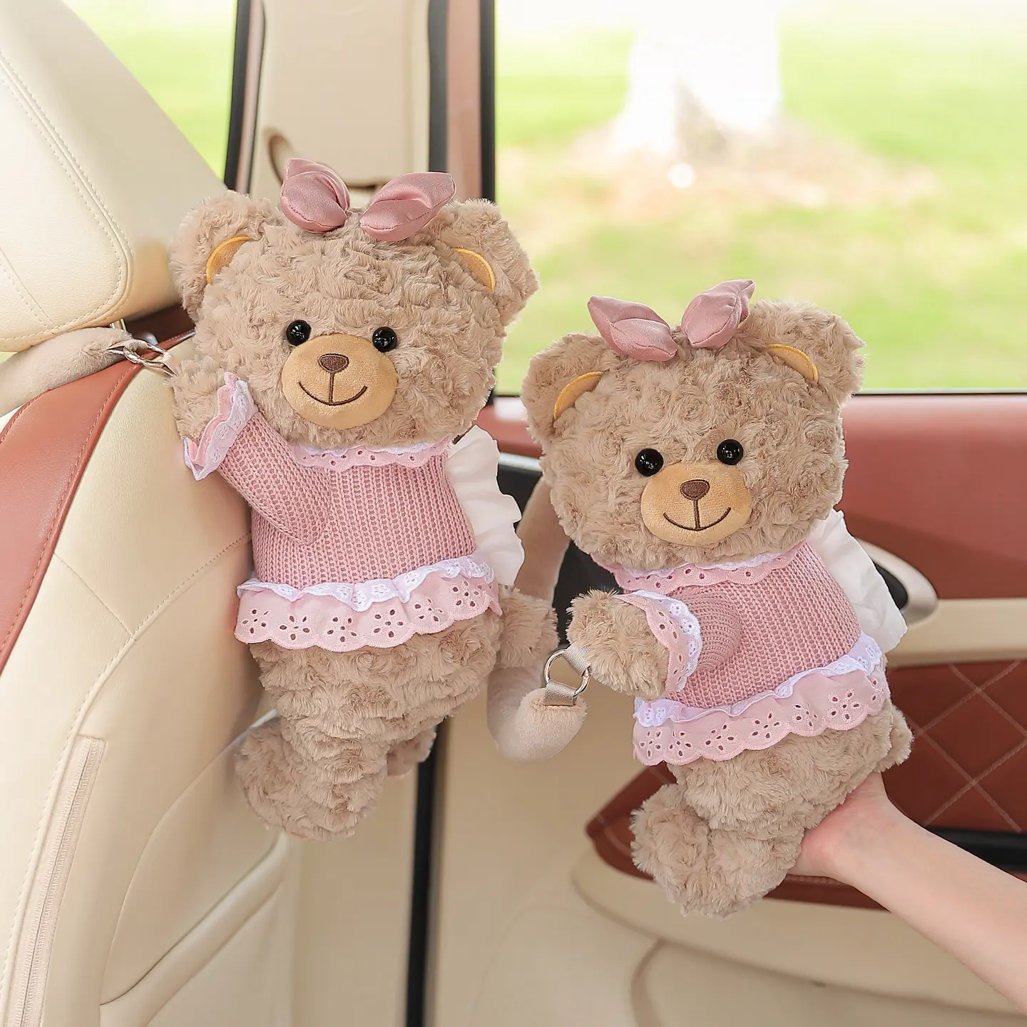 Cute Deanna Bear Car Paper Towel Holder, Hanging Car Tissue Box, Tissue Dispenser, High-End Feel, Practical Car Accessory, Essential Item for Vehicles
