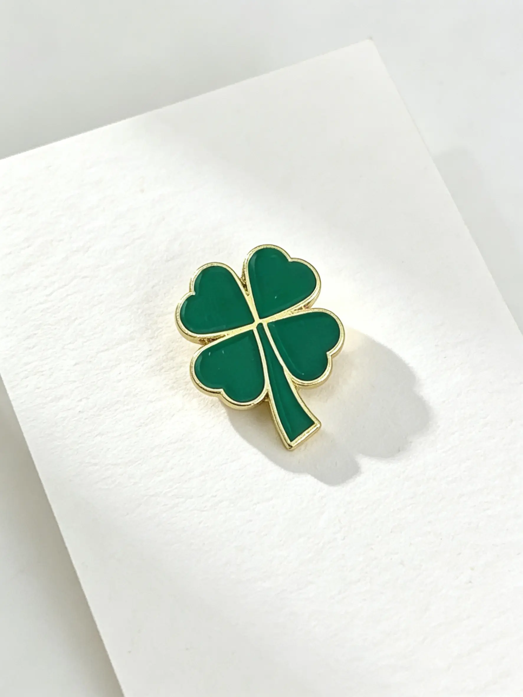 Four-Leaf Clover Enamel Pin, Lucky Irish Shamrock Lapel Pin, Saint Patrick's Day Decoration, Lucky Symbol, Backpack Jacket Hat Accessory, Clip, Enamel Lapel Pins, Versatile Usage