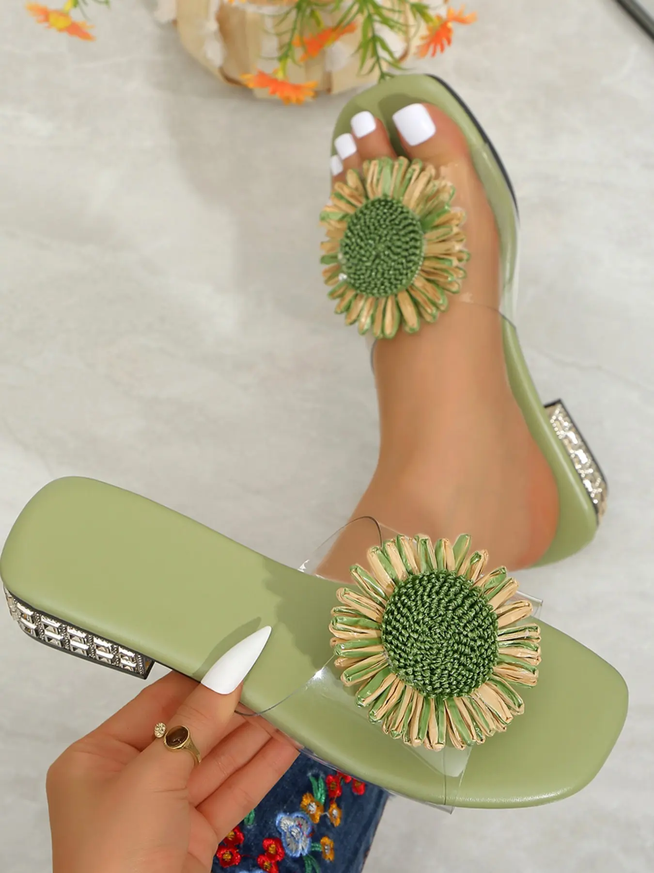 New sunflower flower decorative flat-bottomed open-toed casual Joker ladies Flat Heel sandals are suitable for holiday dating everyday
