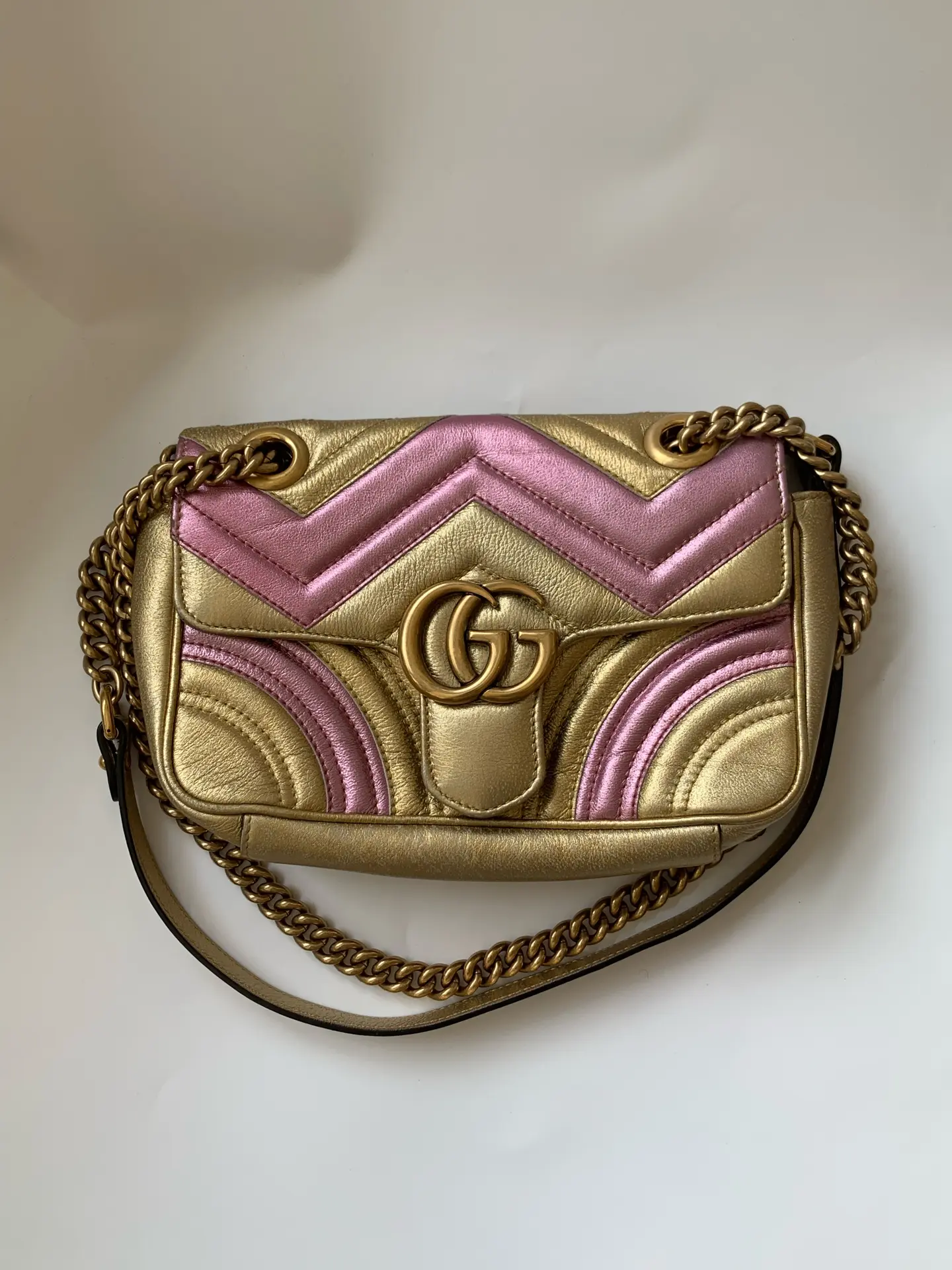 Pre-owned GUCCI GG Marmont 22 Shoulder & Crossbody Bag in Gold and Pink Color Block Leather with Antique Gold Logo Detail. Christmas Limited Edition. Featuring the Iconic Marmont Quilted Design and Chain Strap.