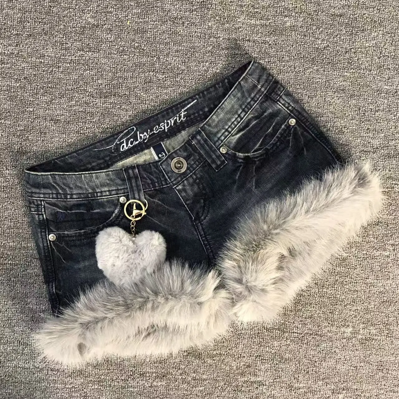 Y2K Faux Leather Mini Skirt Fuzzy Faux Fur Hem Detachable Heart Pendant Street‑Style Bottoms