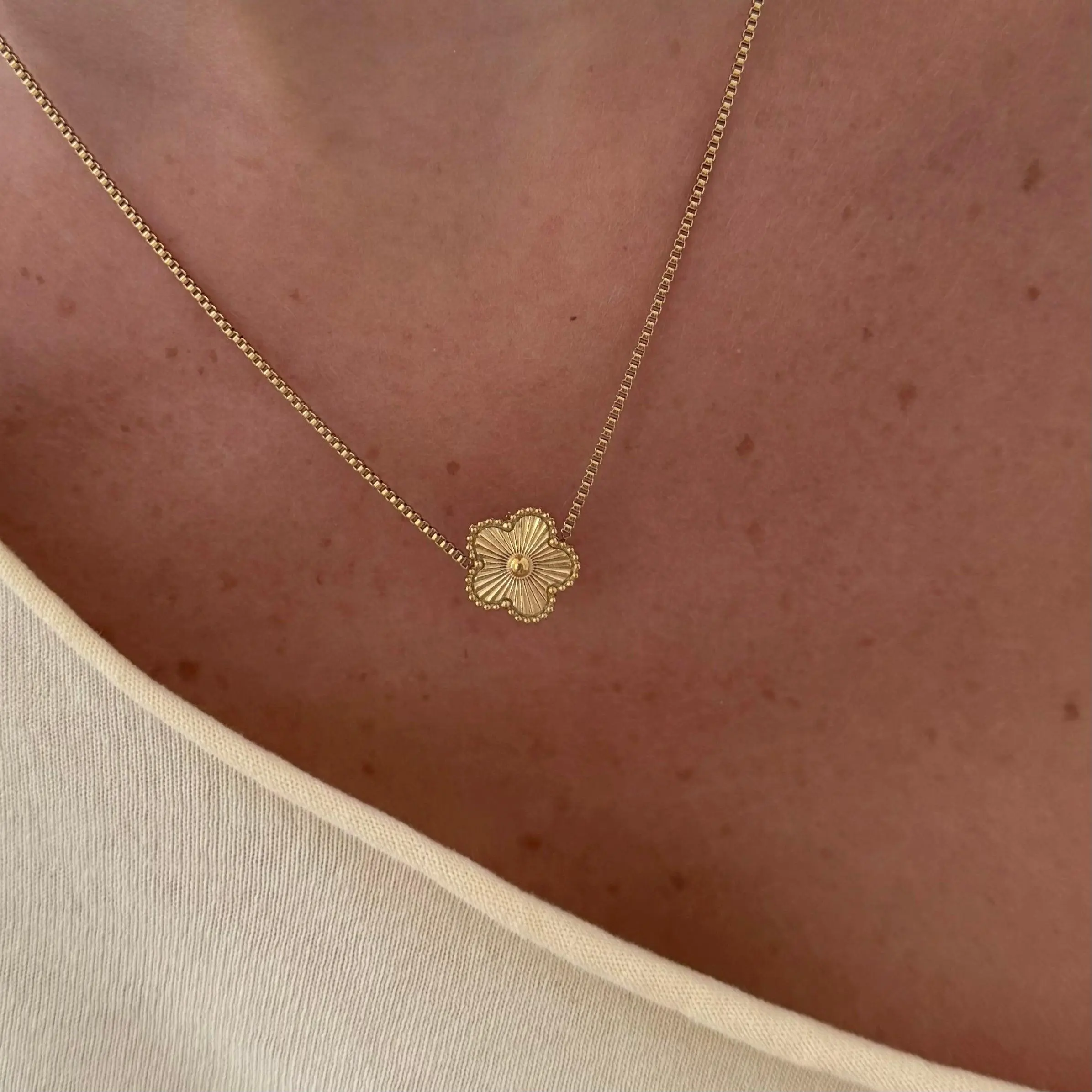 EVRY JEWELS Gold or Silver Plated Women's Lucky Bloom Necklace EVRY JEWELS Gold or Silver Plated Women's Lucky Bloom Necklace