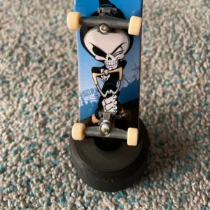 1pc Finger Skateboard Display Stand Desktop Open Finger Skateboard Storage Box Convenient and Quick to Use Modern Minimalist Home Decoration Accessories, Adds Personality to Indoor Display Stand Durable Structure Living Room, Office, Game Room Bar Finger