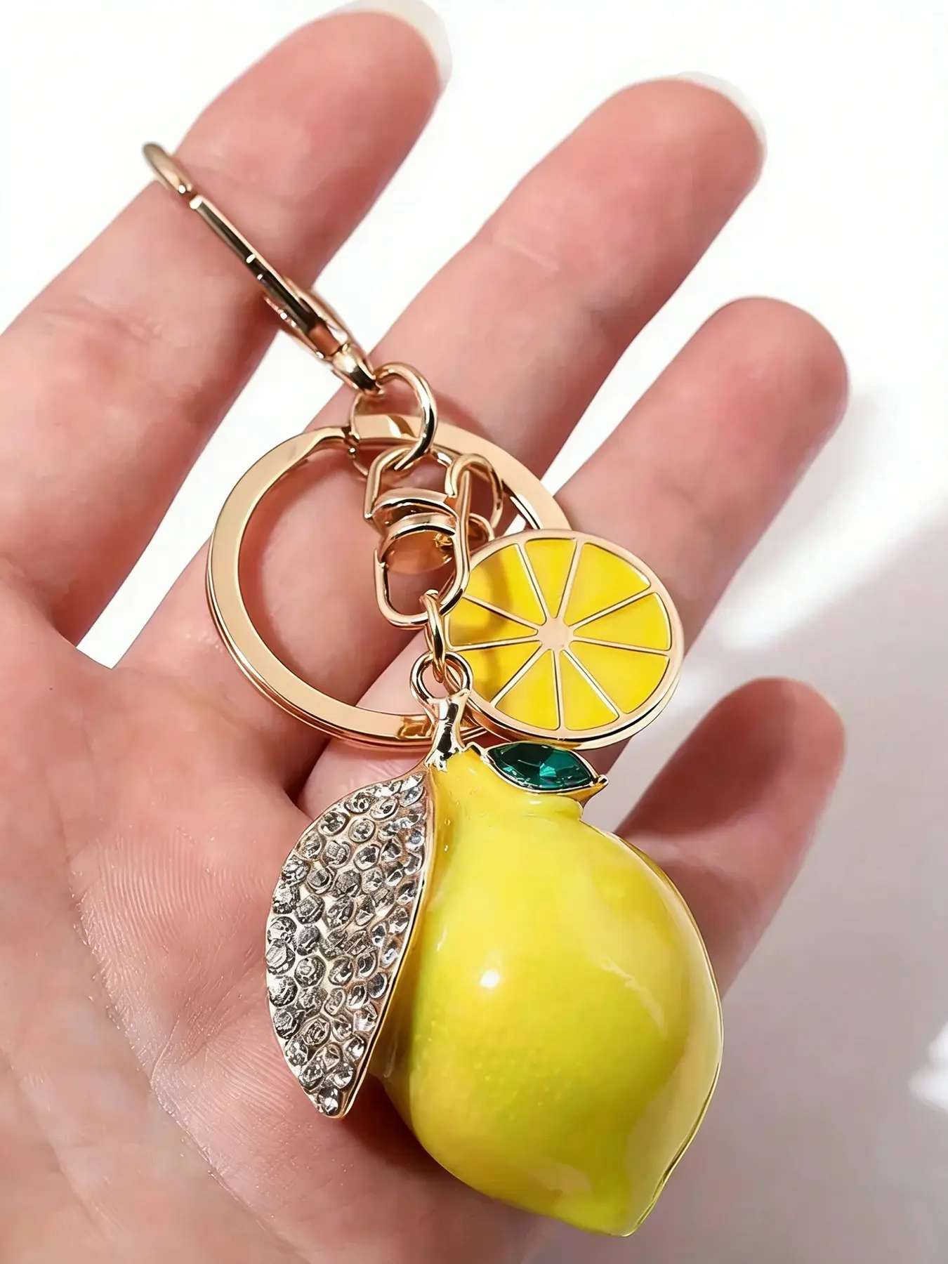 Fresh and sweet light luxury lemon pendant, fruit shaped, diamond inlaid decoration, fashionable and personalized pendant, can be used as a keychain, bag pendant, Bling bling keychains, suitable for commuting, shopping, and socializing