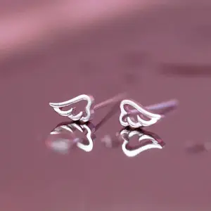 s925 sterling silver Tiny Angel Wings Stud Earrings，Minimalist Simple Unique Earrings for galentine‘s party valentine’s day gift，fashion zirconia earrings，anniversary holiday jewelry，gift for women